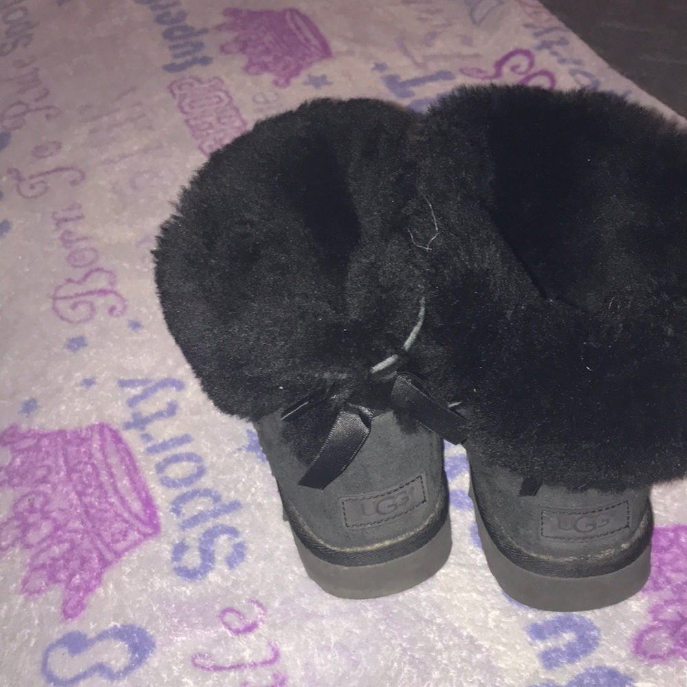 Black low Bailey Bow Uggs